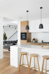 Cuisine en blanc et bois avec plan en Silestone, design moderne et élégant.