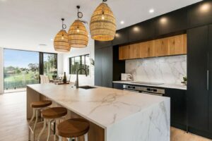 Cuisine moderne en noir et bois avec un plan de travail en Dekton Entzo, combinant élégance et durabilité dans un design contemporain.