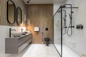 Salle de bain moderne avec des finitions en marbre blanc et bois