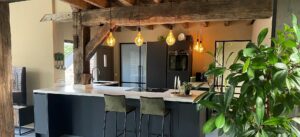 Cuisine moderne en bois et façade en FENIX noir avec des finitions élégantes à Biarritz